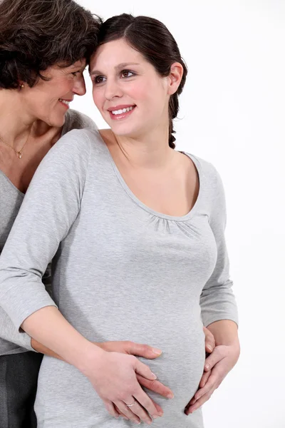 Embarazada hija de pie con madre — Foto de Stock