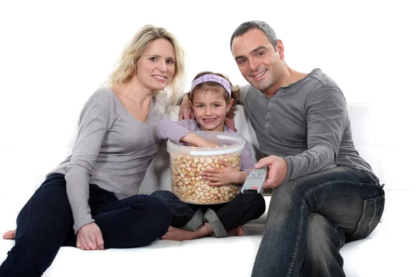 Rodina s popcorn — Stock fotografie