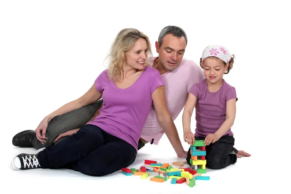 Rodzice stróżować ich córka grać z bloków — Zdjęcie stockowe