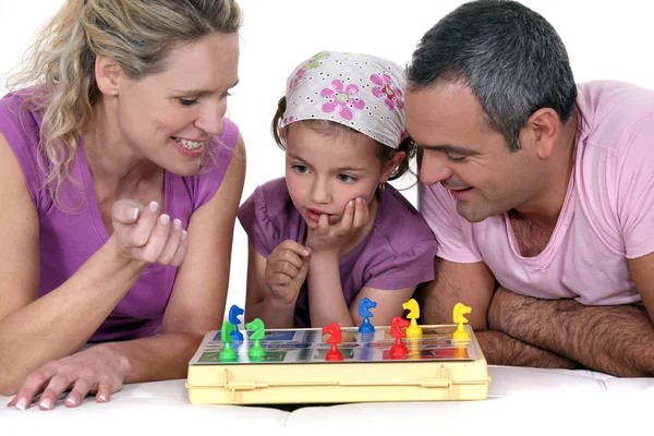 下棋的家庭 — 图库照片