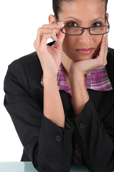 Businesswoman posing with glasses — Stock Photo, Image