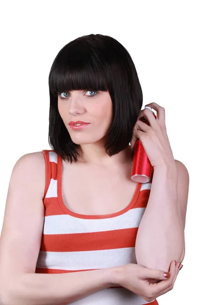 Mujer con un bob y una lata de spray para el cabello —  Fotos de Stock
