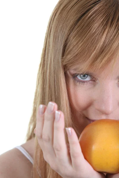 Женщина с яблоком на белом фоне — стоковое фото