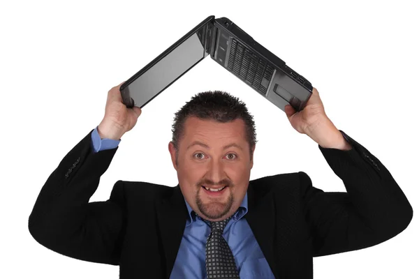 Hombre levantando la computadora sobre su cabeza — Foto de Stock