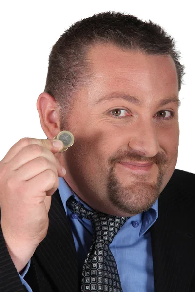 Affärsman som innehar två euromynt — Stockfoto