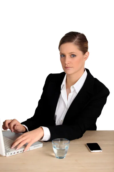 Businesswoman typing on her laptop — Stock Photo, Image