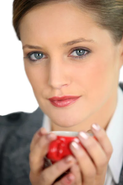 Mulher de olhos azuis bebendo uma xícara de expresso — Fotografia de Stock