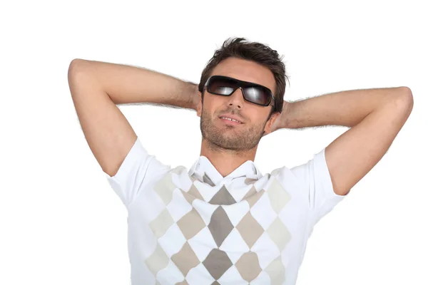 Człowiek nosi okulary z rękami za szyję — Zdjęcie stockowe