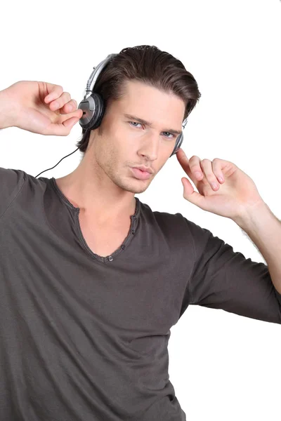 Młody człowiek z muzyki w słuchawkach — Zdjęcie stockowe