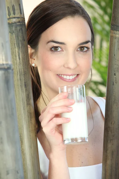 Retrato de mulher com copo de leite — Fotografia de Stock