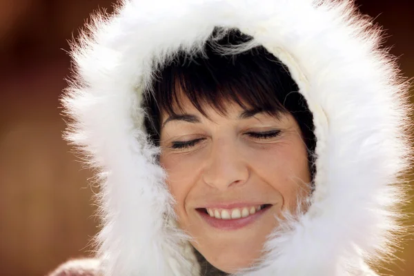 Женщина красивая и теплая в зимнем пальто — стоковое фото