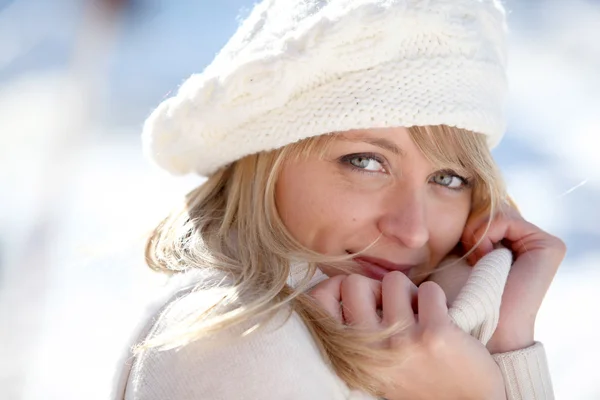 Woman wearing warm clothes — Stock Photo, Image