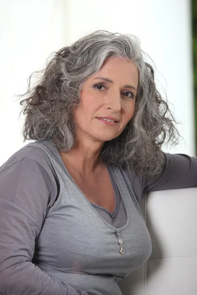 Mulher aposentada de cabelos grisalhos tem muito tempo livre — Fotografia de Stock