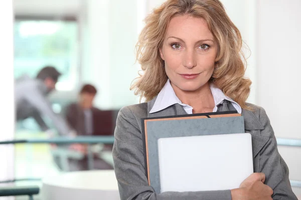 Eine selbstbewusste Geschäftsfrau — Stockfoto