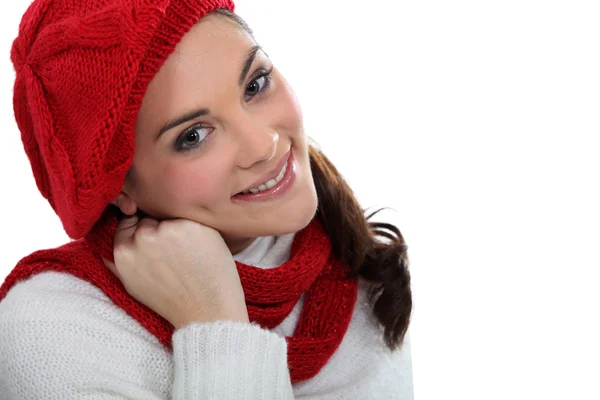 Женщина в одинаковой шляпе и шарфе — стоковое фото