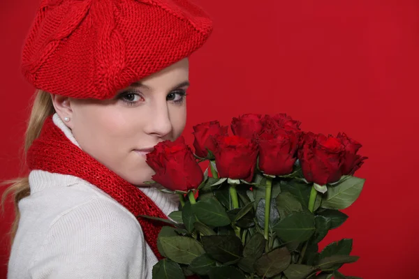 Vrouw met bos van rode rozen — Stockfoto