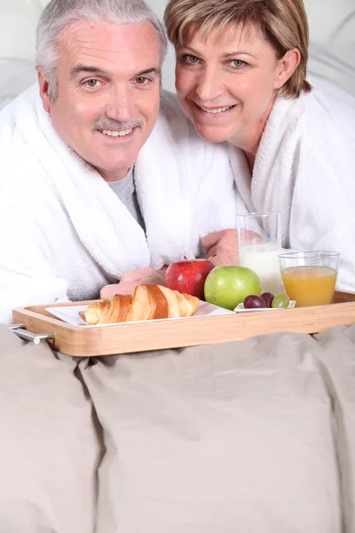 Ältere Paare frühstücken — Stockfoto