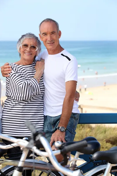 Äldre par embracing på strandpromenaden — Stockfoto