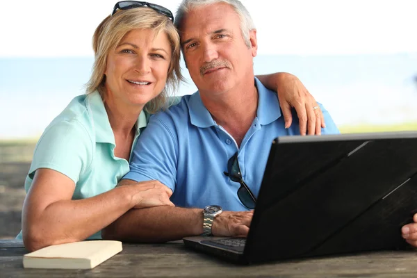 Casal de computador mais velho e livro — Fotografia de Stock