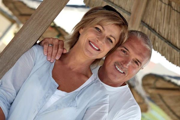 Paar im exotischen Urlaub auf tropische Insel — Stockfoto