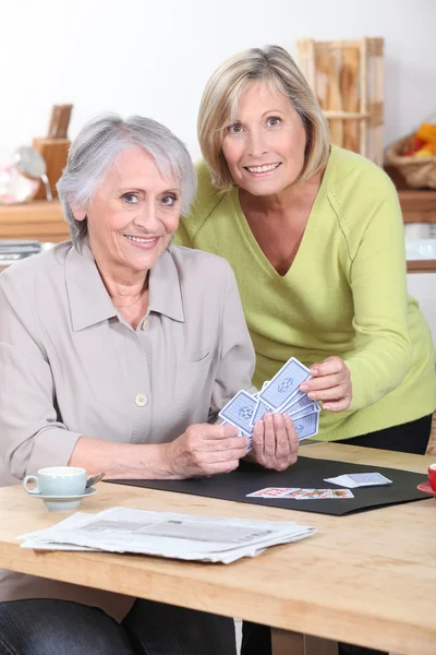 Karty do gry starsze kobiety — Zdjęcie stockowe