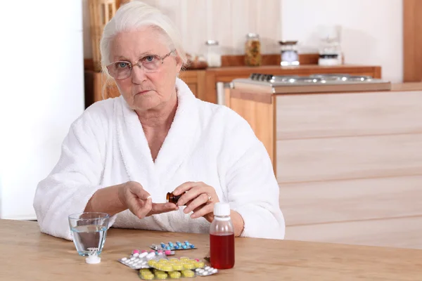 Personnes âgées prenant des médicaments — Photo