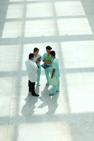 Ärzteteam in einem Atrium — Stockfoto
