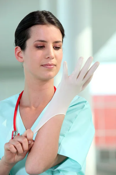 Verpleegster zet handschoenen aan — Stockfoto