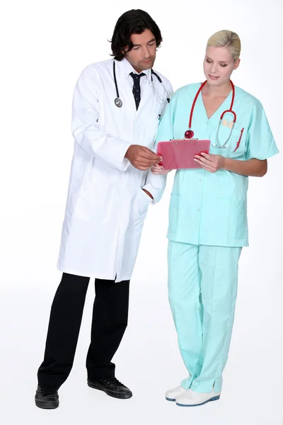 Médico e enfermeiro examinando um caso — Fotografia de Stock