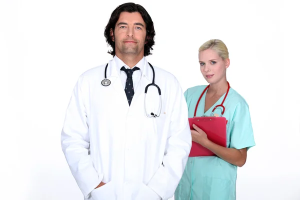 Läkaren stod med sjuksköterska — Stockfoto