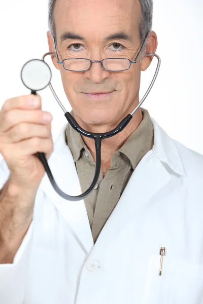 Médico que mostra estetoscópio — Fotografia de Stock