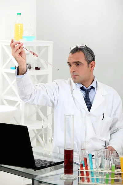 Scienziato che conduce un esperimento — Foto Stock