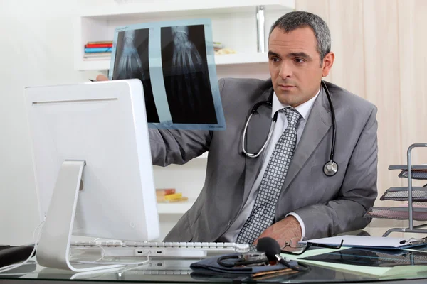 Doctor looking at X — Stock Photo, Image