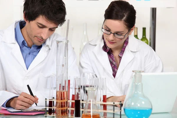 Dva vědci v laboratoři — Stock fotografie