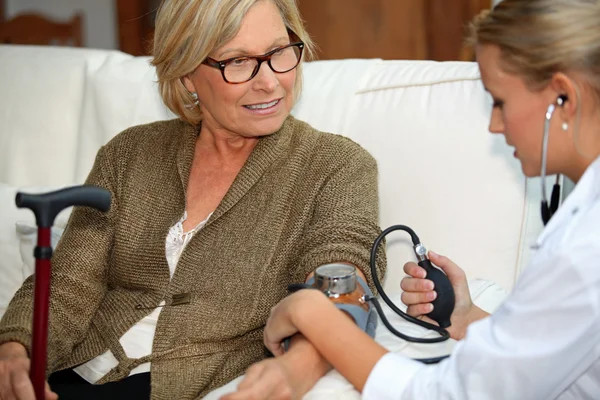 Dokter die bloeddruk neemt — Stockfoto