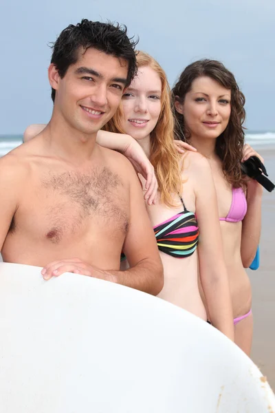 Üç genç arkadaş sahilde — Stok fotoğraf