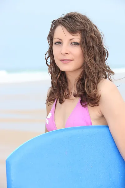 Девушка с доской для серфинга — стоковое фото