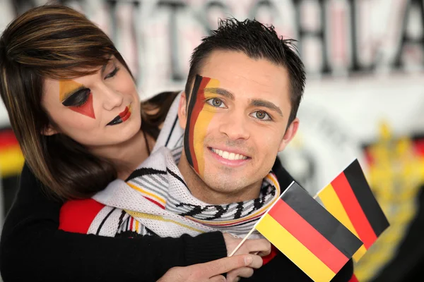 Casal que apoia a equipa de futebol alemã — Fotografia de Stock