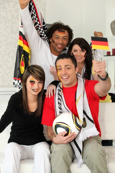 Grupo de amigos que apoyan al equipo de fútbol alemán —  Fotos de Stock