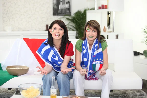 Dvě ženy se dívat na fotbal hrát Itálie — Stock fotografie