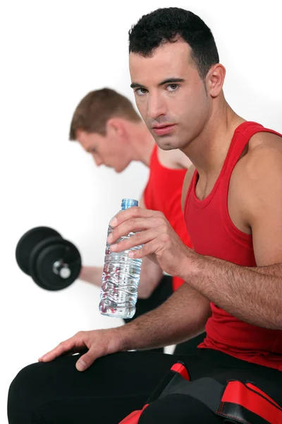 两名男子在健身房锻炼 — 图库照片