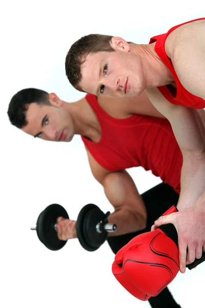 Musculoso compañero levantando peso y chico con guantes de boxeo — Foto de Stock