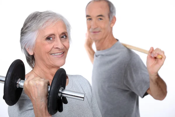 Starší pár dělá fitness — Stock fotografie