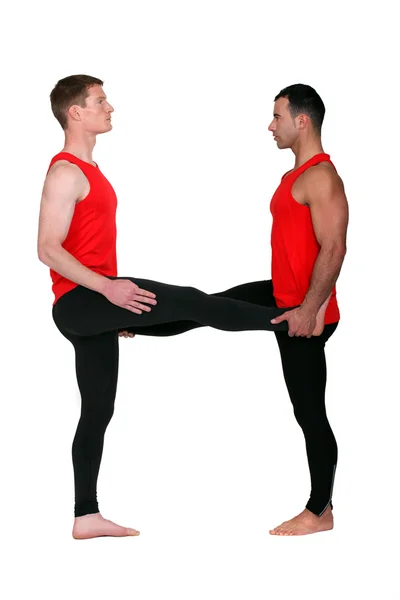 Dwóch mężczyzn gimnastycy rozciągania — Zdjęcie stockowe