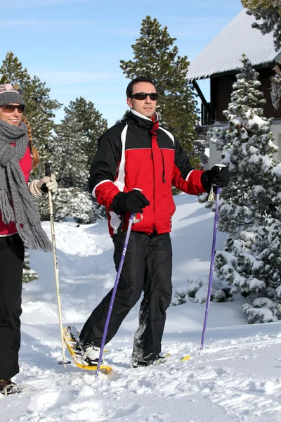Paar beim Schneeschuhwandern — Stockfoto