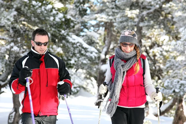 Пара на лыжном отдыхе зимой — стоковое фото