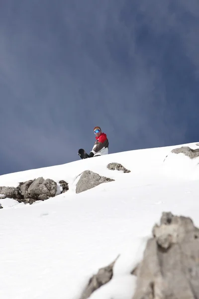 Snowboarder op de top van een berg — Stockfoto