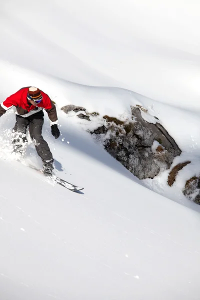 Abenteuerlustiger Mann beim Snowboarden bergab — Stockfoto