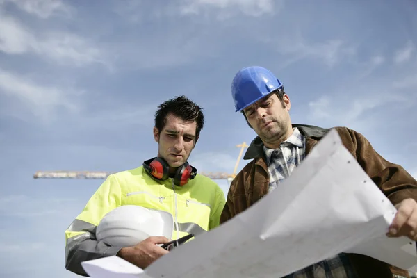 Foreman ve meslektaşım inşaat sahasında — Stok fotoğraf
