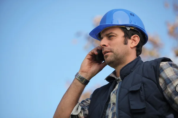 Foreman falando em seu telefone celular — Fotografia de Stock
